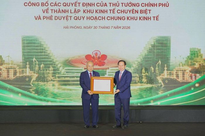 Phó Thủ tướng Chính phủ Lê Tiến Châu trao các Quyết định thành lập Khu Kinh tế chuyên biệt và phê duyệt quy hoạch chung Khu Kinh tế ven biển phía Nam cho ông Đỗ Thành Trung, Chủ tịch UBND TP Hải Phòng.