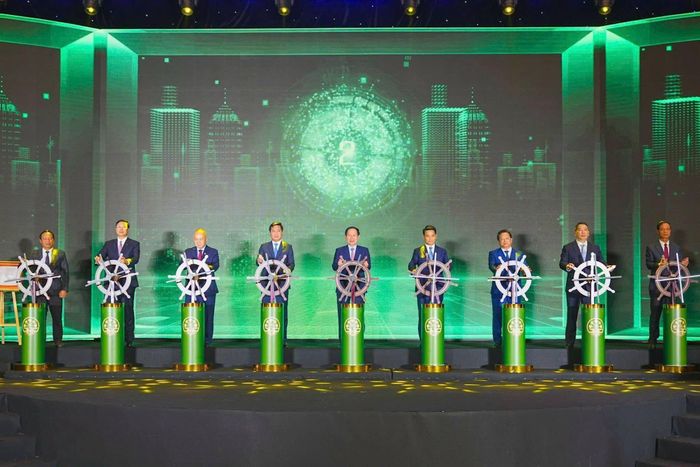 Các đại biểu thực hiện nghi thức khởi động Khu Thương mại tự do TP Hải Phòng.