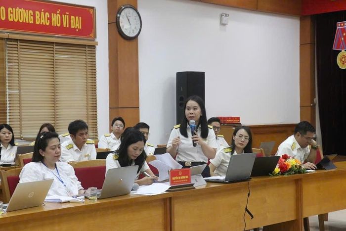 Công chức Thuế tỉnh Phú Thọ giải đáp chính sách đến người nộp thuế.