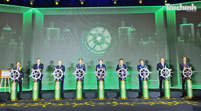 Các đại biểu thực hiện nghi thức khởi động Khu thương mại tự do Hải Phòng.
