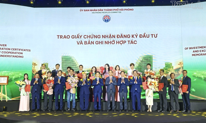 Lãnh đạo TP. Hải Phòng trao giấy chứng nhận đăng ký đầu tư và biên bản ghi nhớ hợp tác cho các nhà đầu tư.