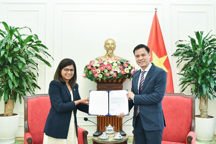 Bà Enika Basu trình Thư ủy nhiệm lên đại diện Bộ Ngoại giao Việt Nam - Thứ trưởng Đặng Hoàng Giang. Ảnh: IFAD