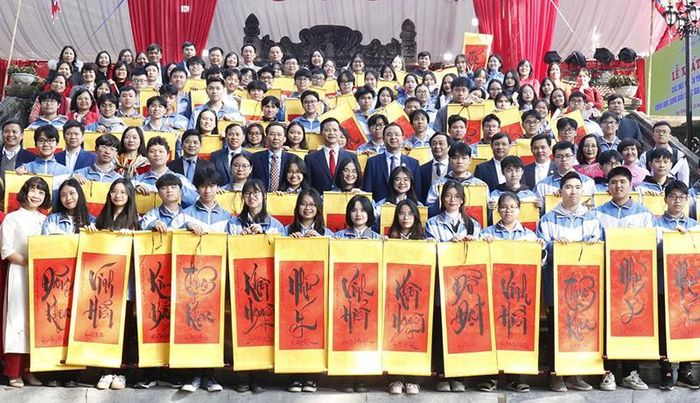 Học sinh tiêu biểu của tỉnh dâng hương, báo công tại Văn Miếu Bắc Ninh.