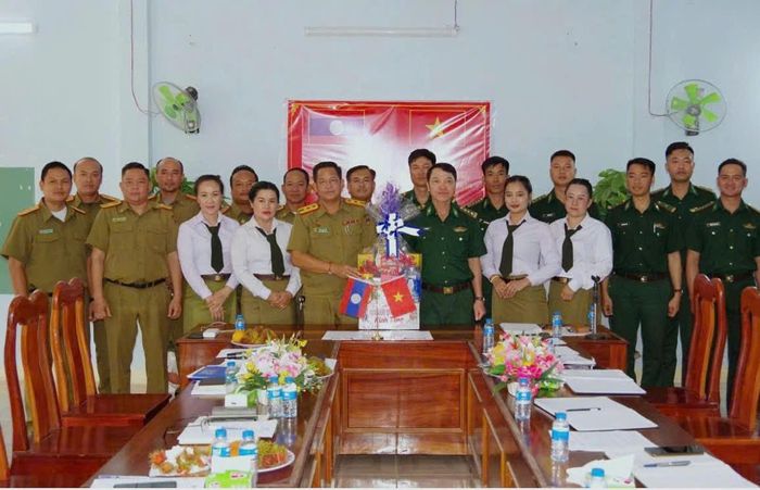 Niềm vui của cán bộ, chiến sĩ hai đơn vị sau buổi Hội đàm