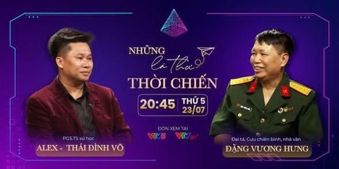 Nhà văn Đại tá Đặng Vương Hưng (bên phải) trên VTV5 giới thiệu "Những lá thư thới chiến".