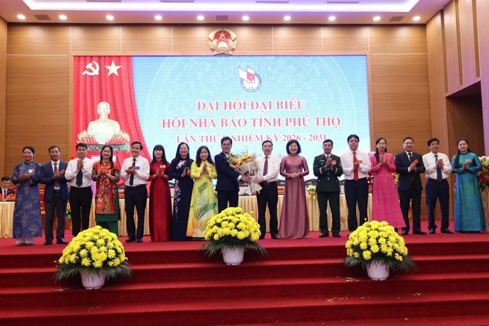 Ông Nguyễn Thảo Nguyên (bên trái) nhận hoa được bầu làm Chủ tịch Hội Nhà báo Việt Nam tỉnh Phú Thọ lần thứ I. 