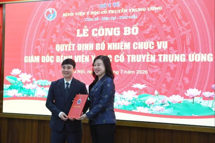 Bộ trưởng Bộ Y tế Đào Hồng Lan trao Quyết định cho TS.BS Hán Huy Truyền. Ảnh: BVCC