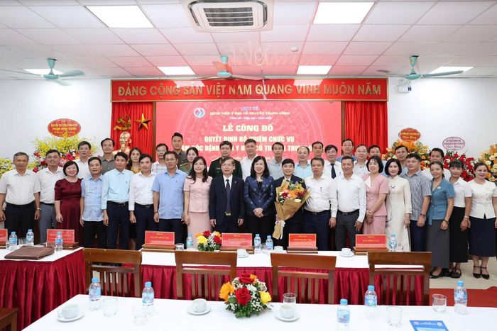 Bộ trưởng Bộ Y tế Đào Hồng Lan cùng các đại biểu chúc mừng tân giám đốc Bệnh viện Y học cổ truyền TW. Ảnh: BVCC
