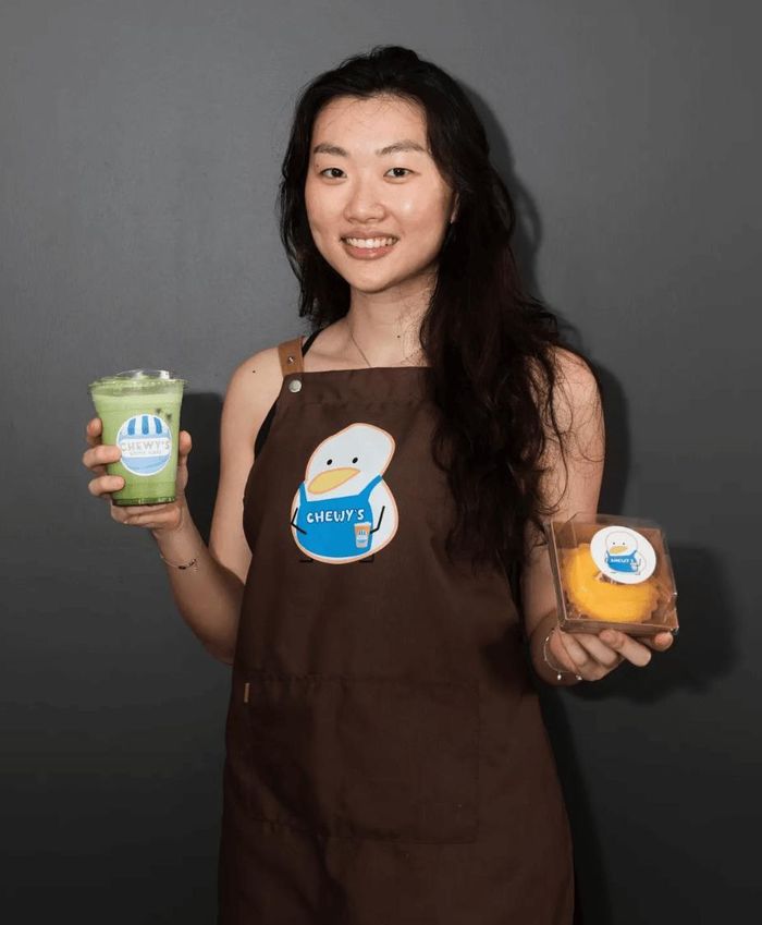 Celest Chew, 24 tuổi, mở một quán cà phê tại nhà, bên cạnh công việc marketing toàn thời gian. Ảnh: Celest Chew/Bloomberg