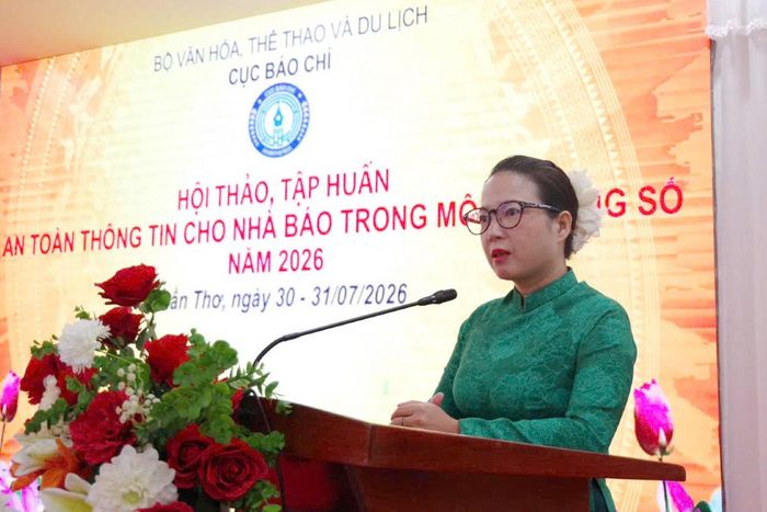 Phó Giám đốc Trung tâm Lưu chiểu dữ liệu truyền thông số quốc gia, thường trực Trung tâm Hỗ trợ Chuyển đổi số báo chí Hoàng Thị Bích Hạnh phát biểu tại hội thảo