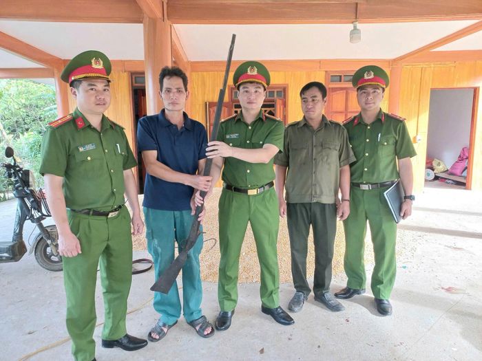 Công an xã Vị Xuyên tiến hành thu hồi VK, VLN, CCHT từ người dân.