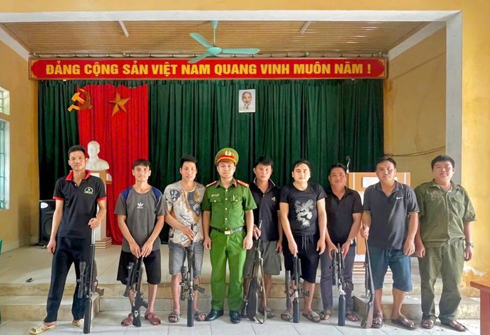 Công an xã Nà Hang tiến hành tuyên truyền, thu hồi nhiều VK, VLN, CCHT từ người dân.