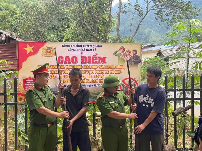 Công an xã Cán Tỷ tổ chức thu hồi VK, VLN, CCHT.