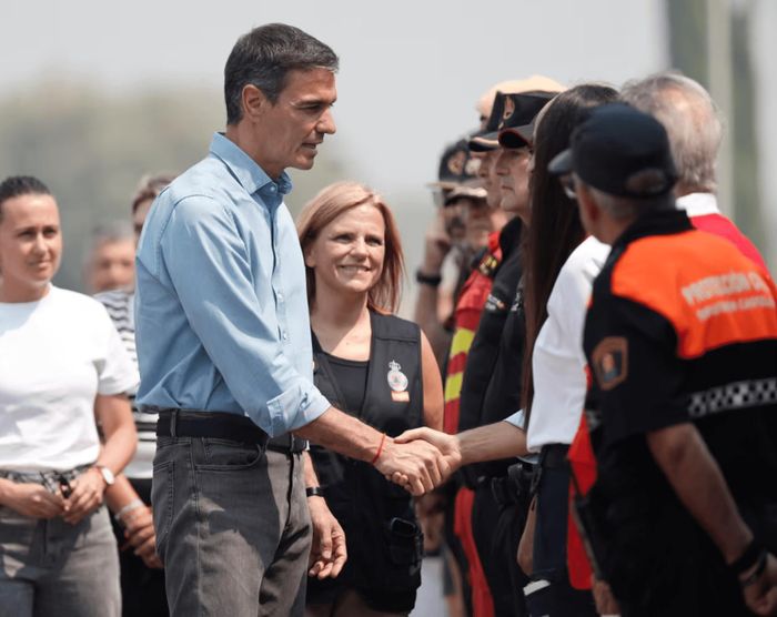 Thủ tướng Tây Ban Nha Pedro Sánchez đến thăm trung tâm điều khiển lính cứu hỏa ở La Vall d'Uixo. Ảnh: Manuel Bruque/EPA
