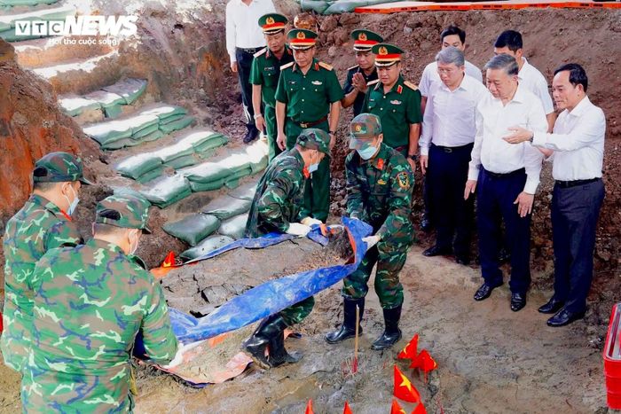 Tổng Bí thư, Chủ tịch nước Tô Lâm kiểm tra công tác tìm kiếm, quy tập hài cốt liệt sĩ tại Công viên Lê Thị Riêng. Ảnh: Thy Huệ