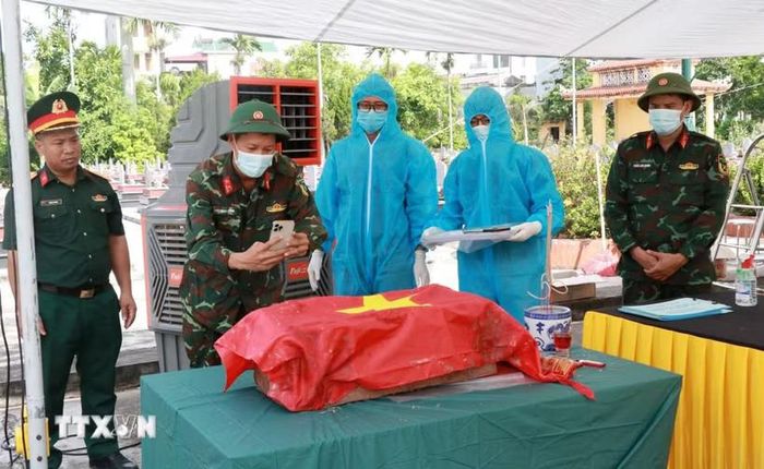 Số hóa thông tin, tạo cơ sở dữ liệu thống nhất phục vụ quản lý, tra cứu và xác định danh tính liệt sĩ. Ảnh: Nguyễn Lành/TTXVN