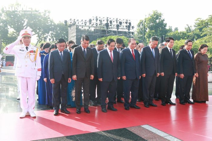 Lãnh đạo, nguyên lãnh đạo Đảng, Nhà nước dâng hương tưởng niệm Anh hùng liệt sĩ tại Đài tưởng niệm trên đường Bắc Sơn, Hà Nội, sáng 26/7. Ảnh: Quang Vinh
