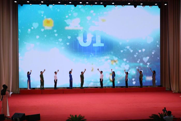 Các đại biểu thực hiện nghi thức cam kết chung tay phòng, chống mua bán người