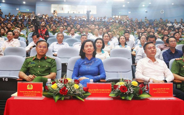 Thứ trưởng Bộ Công an, Thượng tướng Nguyễn Văn Long; Phó Chủ tịch Trung ương Hội Liên hiệp Phụ nữ Việt Nam Nguyễn Thị Minh Hương; Chủ tịch UBND tỉnh Khánh Hòa Nguyễn Việt Hùng tham dự buổi lễ