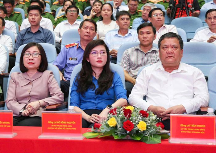 Ủy viên Trung ương Đảng, Bí thư Tỉnh ủy Trần Phong và các đại biểu tham dự buổi lễ.