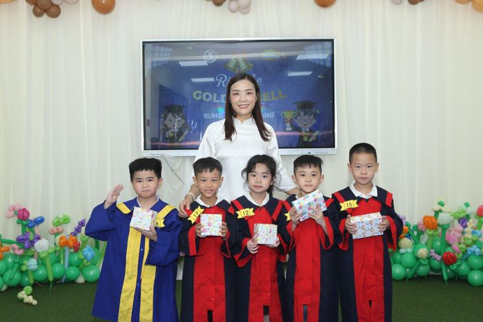 Cô Loan trao thưởng cho học trò đoạt giải khi tham gia trò chơi "Rung chuông vàng". Ảnh: NTCC