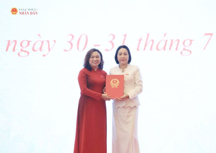 Phó Chủ tịch Quốc hội Nguyễn Thị Thanh trao Nghị quyết của Ủy ban Thường vụ Quốc hội phê chuẩn bà Đặng Bích Ngọc là ĐBQH hoạt động chuyên trách tại Ủy ban Văn hóa và Xã hội