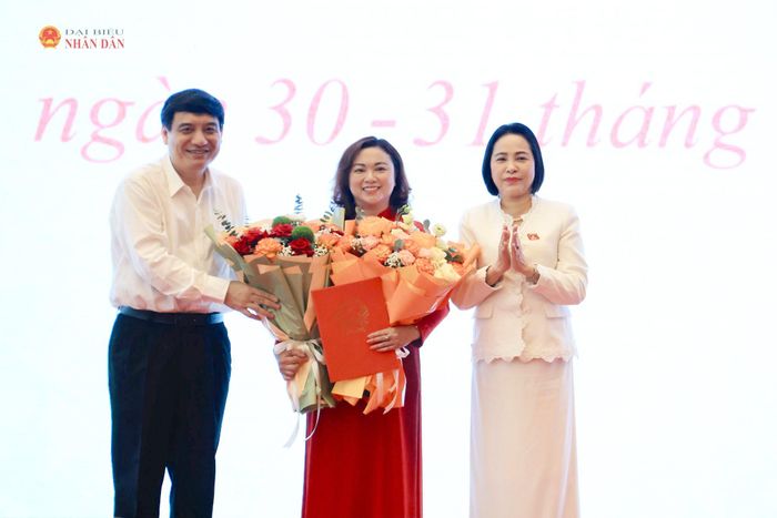 Phó Chủ tịch Quốc hội Nguyễn Thị Thanh và Chủ nhiệm Ủy ban Văn hóa và Xã hội Nguyễn Đắc Vinh chúc mừng ĐBQH hoạt động chuyên trách tại Ủy ban Văn hóa và Xã hội Đặng Bích Ngọc