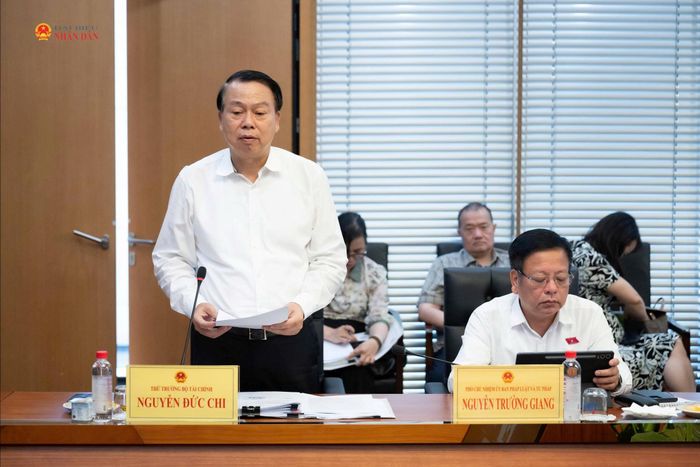 Thứ trưởng Bộ Tài chính Nguyễn Đức Chi trình bày Tờ trình dự án Luật