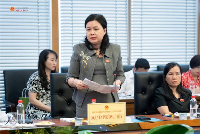 Phó Chủ nhiệm Ủy ban Pháp luật và Tư pháp Nguyễn Phương Thủy phát biểu