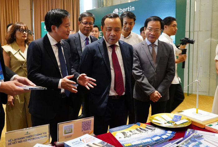 Bộ trưởng Bộ Khoa học và Công nghệ Vũ Hải Quân cùng các đại biểu tham quan không gian trưng bày sản phẩm tại hội nghị