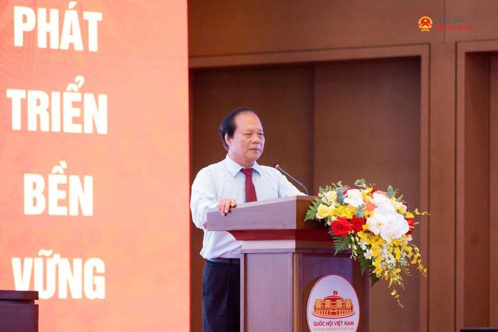 Nguyên Chủ nhiệm Ủy ban Pháp luật, GS.TS Phan Trung Lý trình bày tham luận “Hoàn thiện cơ chế, chính sách, pháp luật nhằm nâng cao hiệu quả thực hiện nghị quyết, kết luận, kiến nghị giám sát của Quốc hội, các cơ quan của Quốc hội, Đoàn đại biểu Quốc hội và đại biểu Quốc hội”