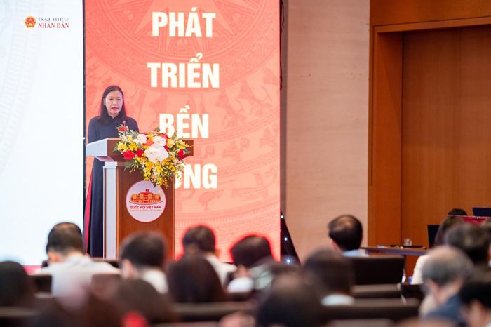 Chủ nhiệm Ủy ban Dân nguyện và Giám sát Lê Thị Nga trình bày Báo cáo đề dẫn Diễn đàn