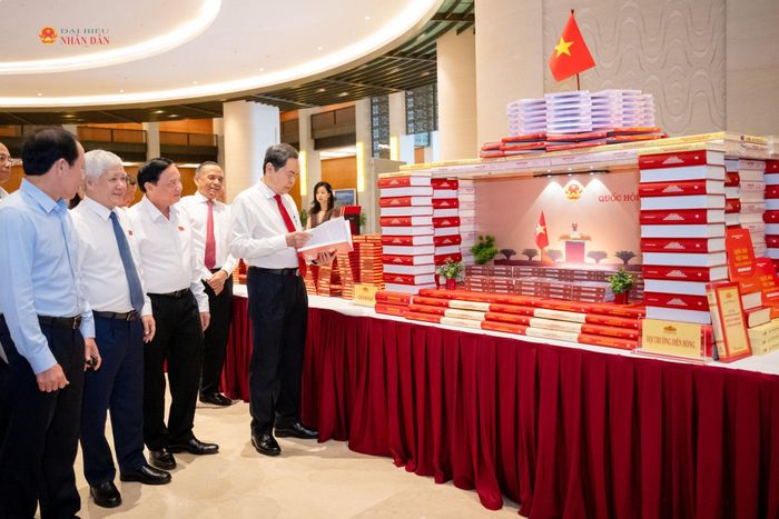 Chủ tịch Quốc hội Trần Thanh Mẫn và đại biểu dự Diễn đàn tham quan triển lãm với chủ đề “Hoạt động giám sát của Quốc hội khóa XVI: Từ định hướng chiến lược đến hành động thực tế”