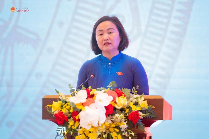 Phó Chủ nhiệm Ủy ban Kinh tế và Tài chính Phạm Thúy Chinh trình bày tham luận “Đổi mới, nâng cao hiệu quả hoạt động giám sát của Quốc hội, góp phần tháo gỡ các điểm nghẽn, khơi thông, phát huy hiệu quả các nguồn lực phát triển, thúc đẩy mô hình tăng trưởng mới, hiện thực hóa mục tiêu tăng trưởng kinh tế 2 con số trong giai đoạn mới”