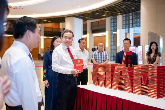 Chủ tịch Quốc hội Trần Thanh Mẫn và đại biểu dự Diễn đàn tham quan triển lãm với chủ đề “Hoạt động giám sát của Quốc hội khóa XVI: Từ định hướng chiến lược đến hành động thực tế”