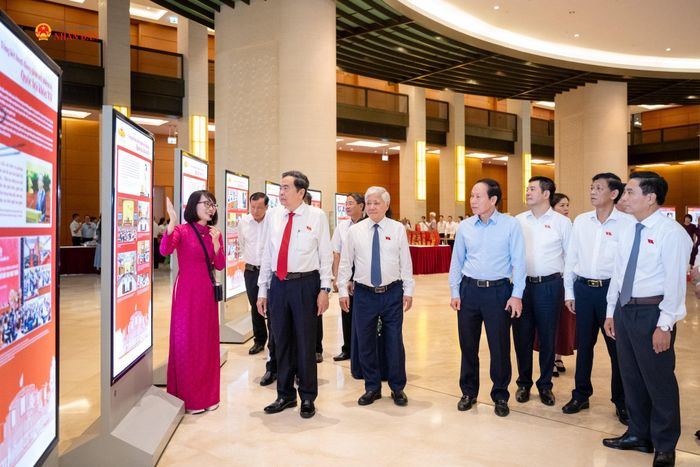 Chủ tịch Quốc hội Trần Thanh Mẫn và đại biểu dự Diễn đàn tham quan triển lãm với chủ đề “Hoạt động giám sát của Quốc hội khóa XVI: Từ định hướng chiến lược đến hành động thực tế”