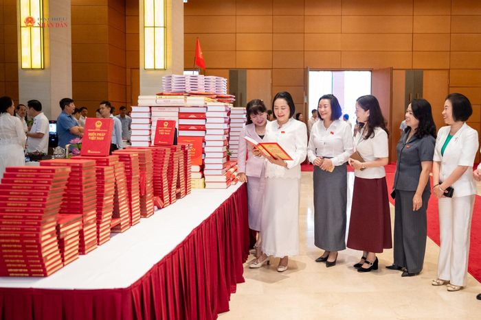 Phó Chủ tịch Quốc hội Nguyễn Thị Thanh và đại biểu dự Diễn đàn tham quan triển lãm với chủ đề “Hoạt động giám sát của Quốc hội khóa XVI: Từ định hướng chiến lược đến hành động thực tế”