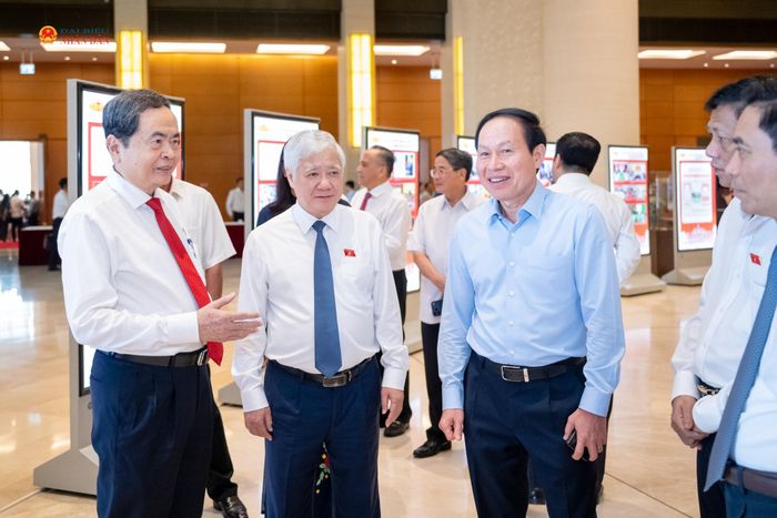 Chủ tịch Quốc hội Trần Thanh Mẫn và đại biểu dự Diễn đàn tham quan triển lãm với chủ đề “Hoạt động giám sát của Quốc hội khóa XVI: Từ định hướng chiến lược đến hành động thực tế”