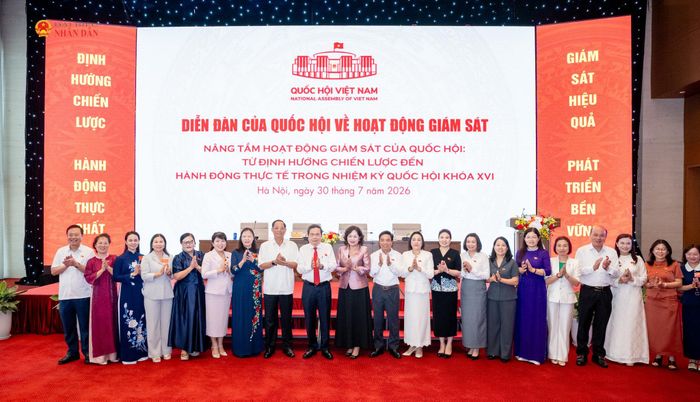 Chủ tịch Quốc hội Trần Thanh Mẫn và các đại biểu chụp ảnh lưu niệm tại Diễn đàn
