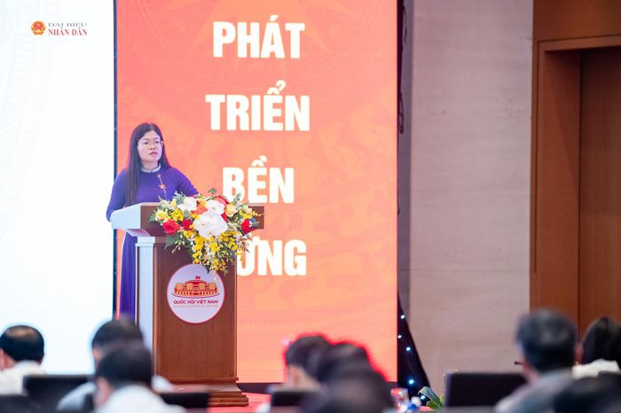 Phó Trưởng Đoàn ĐBQH tỉnh Thanh Hóa Lương Thị Hoa trình bày tham luận “Đổi mới, nâng cao hiệu quả hoạt động giám sát của Đoàn đại biểu Quốc hội đối với việc thi hành pháp luật ở địa phương - Từ thực tiễn tỉnh Thanh Hóa”