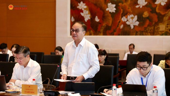 Thứ trưởng Bộ Nội vụ Vũ Chiến Thắng trình bày tóm tắt Tờ trình dự án Luật sửa đổi, bổ sung một số điều của Luật Người lao động Việt Nam đi làm việc ở nước ngoài theo hợp đồng