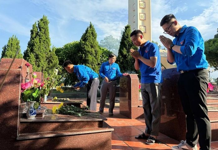 Thành kính dâng hương, tưởng niệm các Anh hùng, liệt sỹ tại Nghĩa trang Liệt sĩ thành phố Việt Trì. Ảnh: Hồng Vân