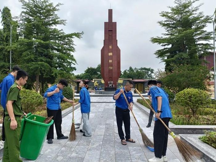 Đoàn Thanh niên Công ty Điện lực Phú Thọ ra quân dọn dẹp, chỉnh trang khuôn viên Nghĩa trang Liệt sỹ xã Trưng Vương. Ảnh: Hồng Vân