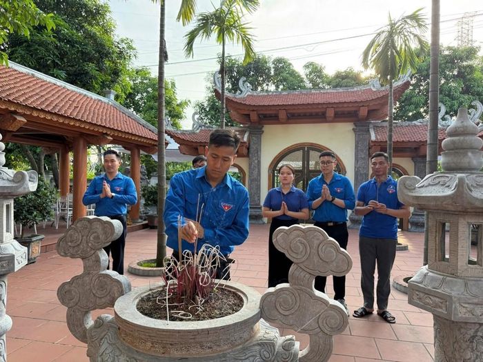Thành kính dâng hương tưởng niệm 13 cán bộ, công nhân Nhà máy Điện Việt Trì đã anh dũng hy sinh trong thời kỳ kháng chiến. Ảnh: Thúy Hường