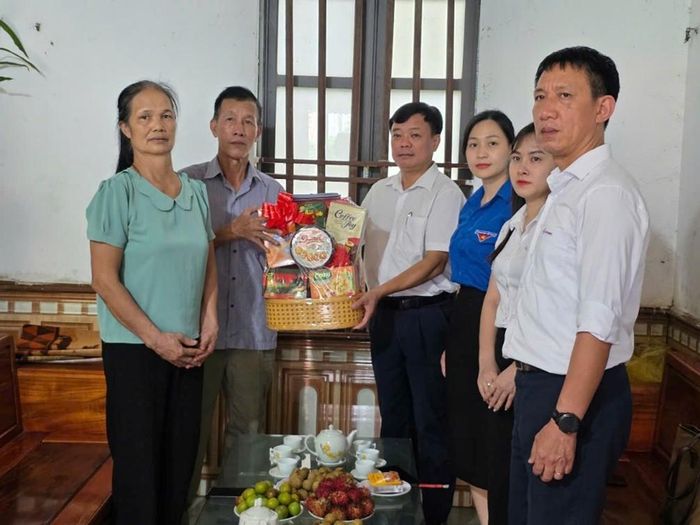 Thăm hỏi, động viên thân nhân liệt sỹ của Nhà máy Điện Việt Trì. Ảnh: Minh Phương