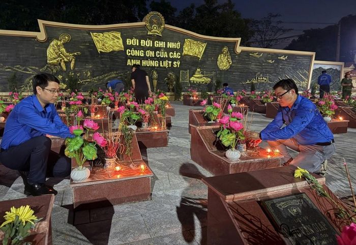 Những ngọn nến tri ân được thắp sáng tại Nghĩa trang Liệt sỹ Dữu Lâu và Nghĩa trang Liệt sỹ Trưng Vương. Ảnh: Minh Phương