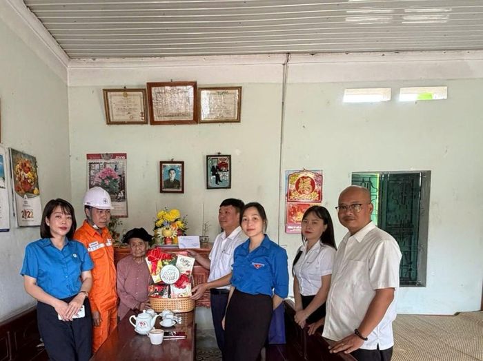 Thăm hỏi, tặng quà Mẹ Việt Nam Anh hùng Hà Thị Tấn tại xã Võ Miếu. Ảnh: Thúy Hường