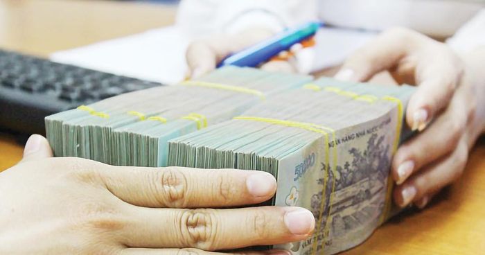 Lãi suất liên ngân hàng kỳ hạn ngắn hạ nhiệt nhưng lãi suất huy động dân cư lại không ngừng tăng.