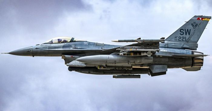 Máy bay F-16 của Mỹ tuần tra bầu trời trên khu vực Trung Đông. Ảnh: X/@CENTCOM (tài khoản X của Bộ Tư lệnh Trung tâm Mỹ)