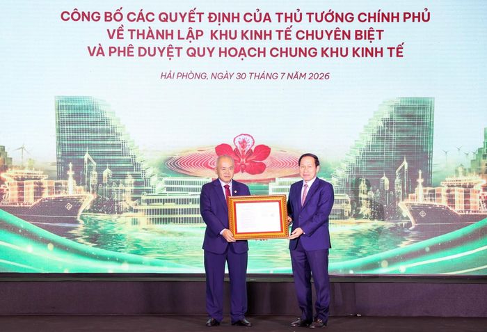Phó Thủ tướng Chính phủ Lê Tiến Châu trao các quyết định cho thành phố Hải Phòng. Ảnh BTC.